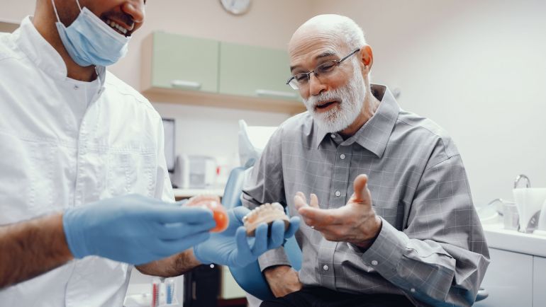 Sonrisa perfecta a cualquier edad: La importancia de la ortodoncia para la salud dental en adultos